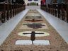 Sem procissão nas ruas, Corpus Christi é celebrado com tapetes dentro da igreja em SMO
