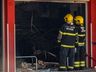 Bombeiros trabalham no rescaldo do incêndio no Super Vipi Center