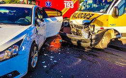 SMO: colisão entre carro e van escolar mobiliza Bombeiros e PM