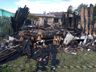 Casa de madeira é completamente consumida em incêndio