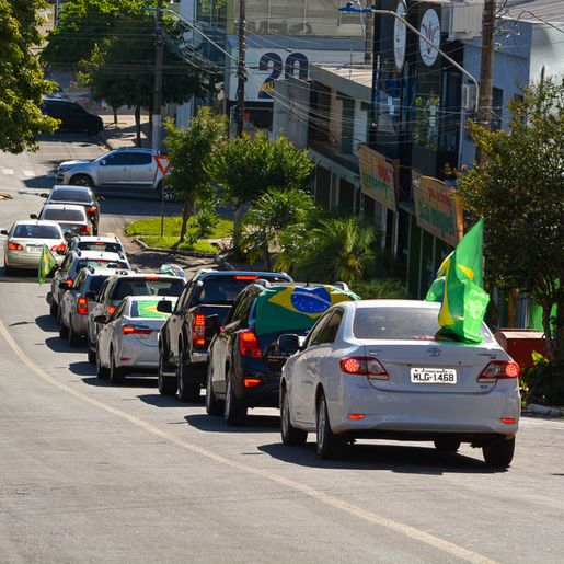 VÍDEO: apoiadores de Bolsonaro fazem carreata em SMOeste 