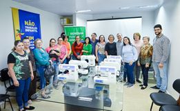 Clubes de mães recebem máquinas de costura para projeto social