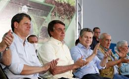 "Conversinha mole de ficar em casa é para os fracos", diz Bolsonaro