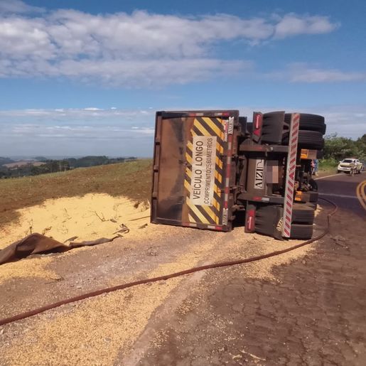 Carreta carregada com milho tomba na SC-163