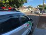 Caminhão derruba fios, motociclista se enrosca e sofre queda em SMO