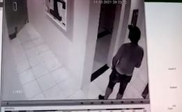 Vídeo: Homem persegue jovem, invade prédio e se masturba na frente dela