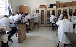 Seis em cada 10 escolas públicas de SC não têm laboratório de ciências no fundamental II