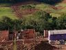 Família inicia construção após fogo queimar a residência