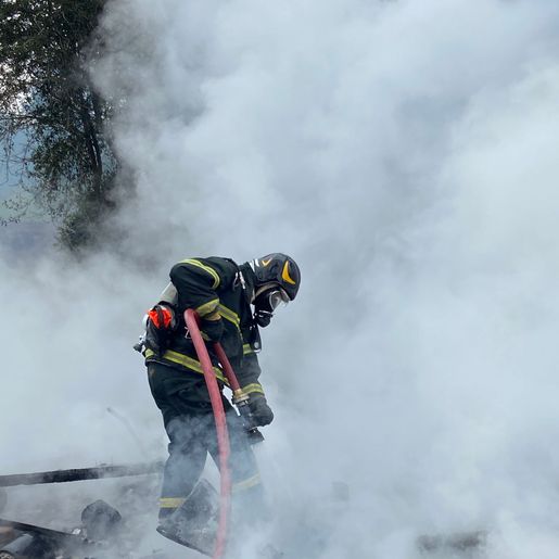 Galpão é destruído por incêndio no interior de Descanso 