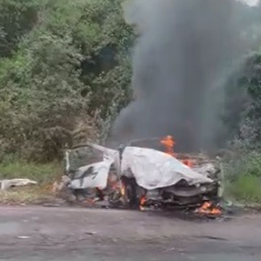 Carro pega fogo após colisão com caminhão e quatro pessoas ficam feridas