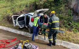 Condutor desvia de animal, sai da pista e se choca em pedras na BR-282