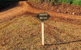 Placas indicativas "Desvio BR 163" são instaladas na área rural de Guaraciaba