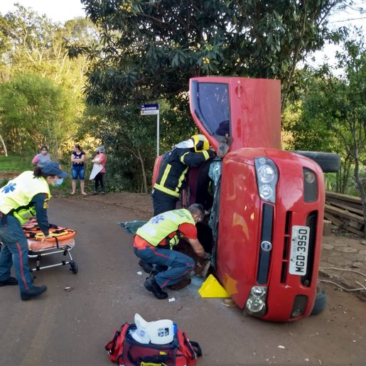 Corpo de Bombeiros atende capotamento de veículo