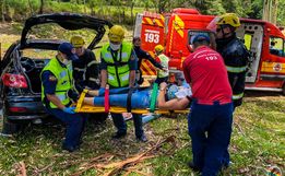 Saída de pista deixa mulher ferida na BR-163; assista ao vídeo