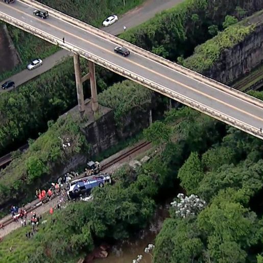 FOTOS: Ônibus cai de viaduto e deixa 14 mortos em Minas Gerais