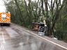 Van sai da pista e colide em árvore na BR-282 em Pinhalzinho