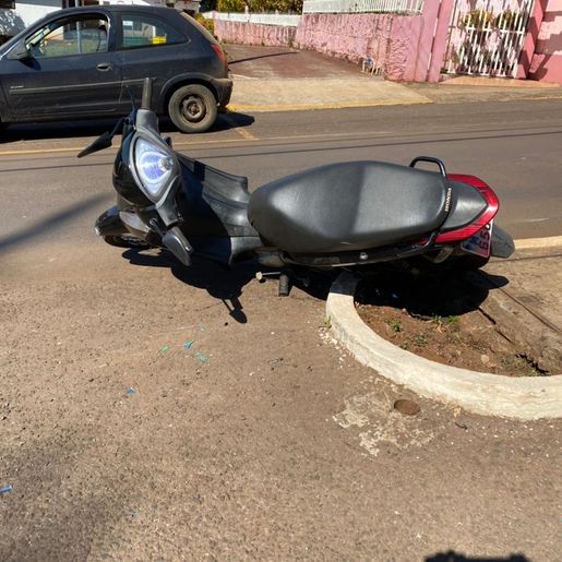 Mulher fica ferida em acidente de moto e bicicleta no centro