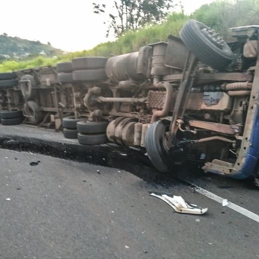 Tombamento de carreta deixa motorista ferido em Romelândia