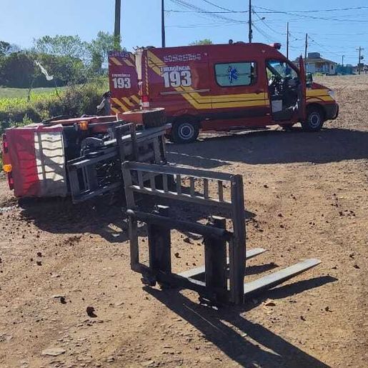 Empilhadeira tomba e motorista fica ferido em São José do Cedro