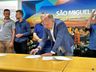 Prefeito de SMO entrega ordens de serviço para obras no município