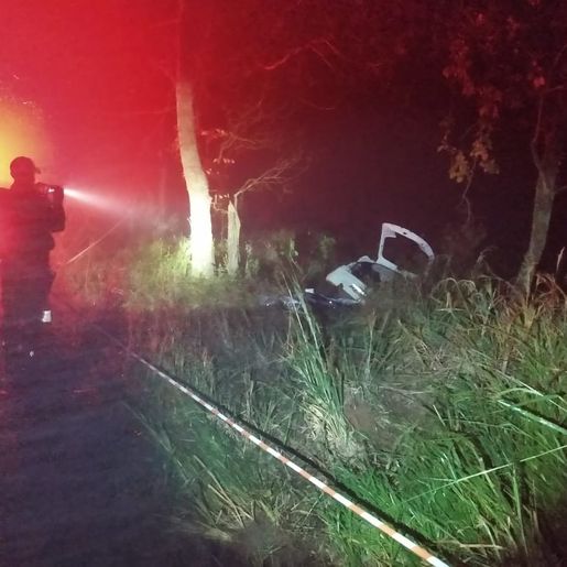 Rapaz morre em saída de pista e colisão de carro em árvore na SC 283