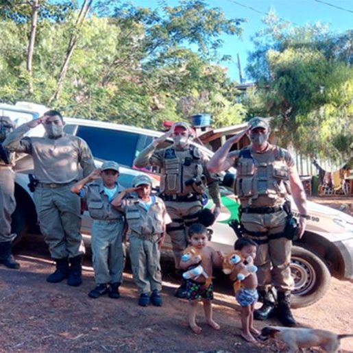  Crianças recebem fardamento da PM e cesta de Natal em São Lourenço do Oeste