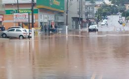 Centro de Maravilha fica alagado devido à forte chuva 