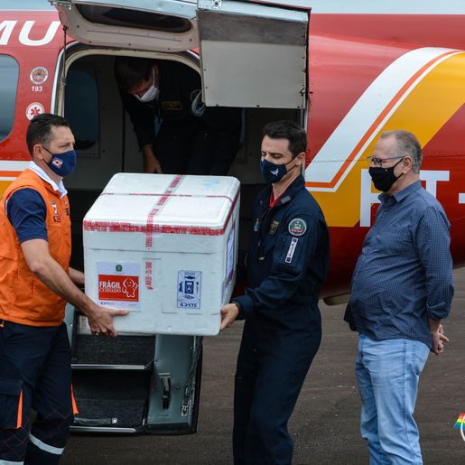 VÍDEO: Avião com primeiras doses da vacina contra a Covid-19 chega a SMOeste 
