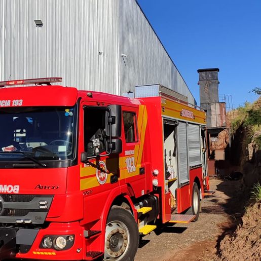 Incêndio atinge silo de papel em indústria às margens da BR-282 em Iraceminha