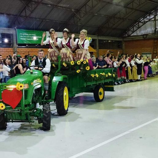 Música, emoção e sangria do barril marcam abertura da 29ª Oktoberfest; FOTOS