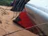 Motorista fica ferido após carreta carregada com trigo capotar na BR-282
