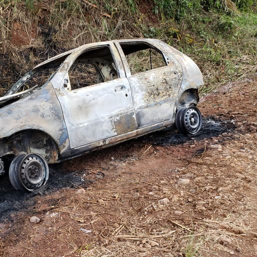 Incêndio em automóvel é registrado no interior de Iporã do Oeste 