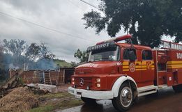 Residência é totalmente destruída por incêndio no interior de Riqueza