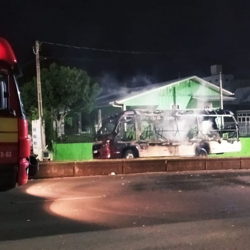 Incêndio destrói micro-ônibus em São Lourenço do Oeste