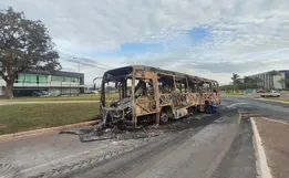 Protestos resultam em oito carros e cinco ônibus queimados em Brasília