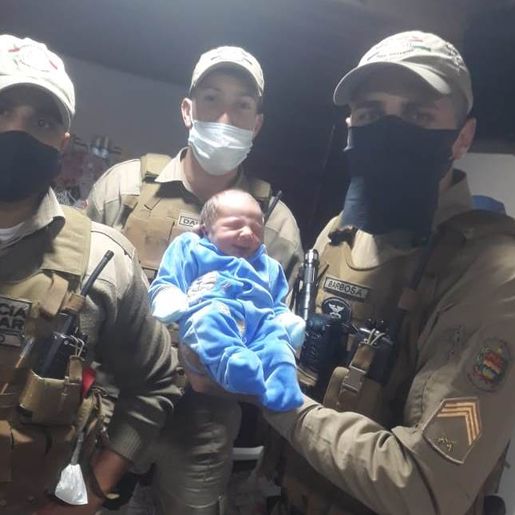 Policiais Militares realizam primeiros socorros e ajudam a salvar vida de bebê engasgado