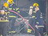 Bombeiros trabalham no rescaldo do incêndio no Super Vipi Center