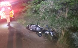 Homem sofre ferimentos em queda de motocicleta na BR 163
