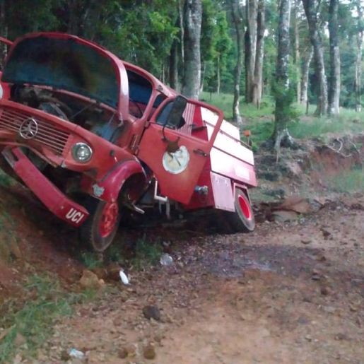 Caminhão do Corpo de Bombeiros fica destruído em acidente