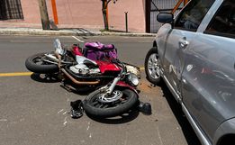 Colisão entre carro e moto deixa um ferido no centro de SMOeste