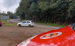 Jovem fica ferido em colisão entre carro e moto na SC-163 em Itapiranga