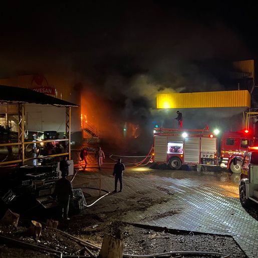 Bombeiros de Maravilha e Itapiranga ajudam no combate a incêndio em fábrica no RS 