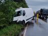 Dois veículos colidem de frente na SC-305