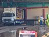 Bombeiros trabalham no rescaldo do incêndio no Super Vipi Center