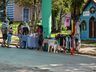 Artesãos  realizam feira na área coberta da Praça Walnir Bottaro Daniel