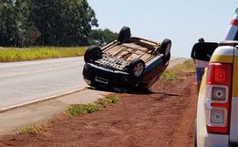 Veículo sai da pista e capota na SC-163