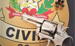 Polícia apreende arma de fogo e droga em operação