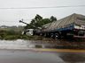 Carreta sai da pista e atinge poste na SC-163 em SMOeste 