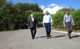 Trevisan e Zanardi visitam obras de calçamento em SMOeste