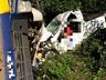 Carreta tomba sobre carros e deixa uma pessoa morta no Oeste